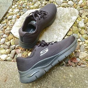 Black arch fit Skechers! Size 10
